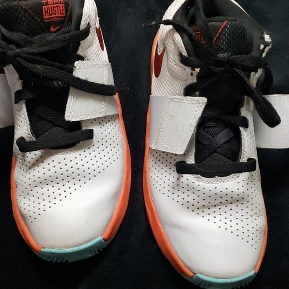 NIKEāTEAMāHUSTLEĀ D8āBASKETBALLāSHOES,āSIZEā5 - Picture 7 of 11